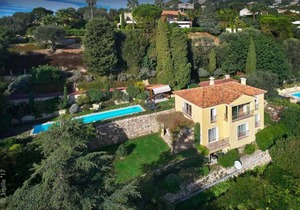 Beautiful Villa overlooking the bay with heated pool & A/C short walk to the Sea