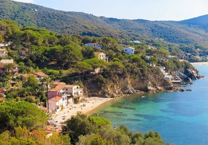 Beautiful villa in a charming position, overlooking the bay of Biodola and at a few metres from the