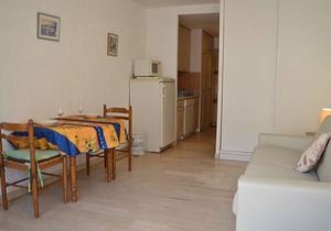 Bright studio 30m from the beach, balcony, air conditioning, shops nearby