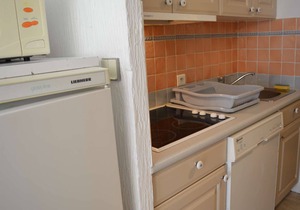 Bright studio 30m from the beach, balcony, air conditioning, shops nearby