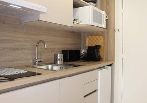 Bright Studio with Garden View, 3min to Beach