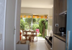 Bright Studio with Garden View, 3min to Beach
