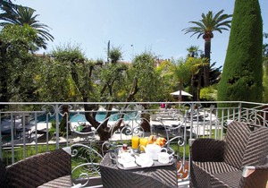 Cannes Apartment with Patio