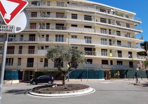 Cannes with large private garden and parking