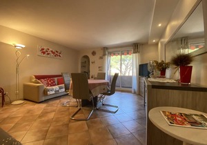 Central Sainte-Maxime 2-Room Apartment, 4 Sleeps, Near Beach & Shops