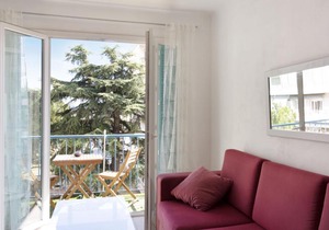 Charming two-bedroom with balcony close to La Promenade des Anglais