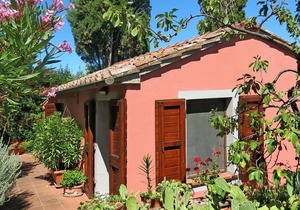 Cosy apartment in villa with WIFI, pool, TV, terrace, pets allowed, panoramic view and parking