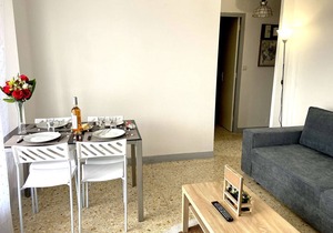 Cozy 1-Bed Apt with Terrace, Parking, Close to Beach & Port - Fréjus