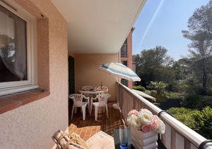 Cozy 1BR Apt, Terrace, 5-Min Walk to Beach, Parking - Saint Aygulf, Fréjus