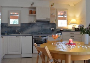 Cozy 2-Room Apartment with Terrace, Pool & Parking, 400m from Beach