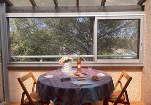 Cozy 2-Room Apartment with Terrace, Pool & Parking, 400m from Beach