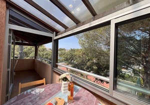 Cozy 2-Room Apartment with Terrace, Pool & Parking, 400m from Beach