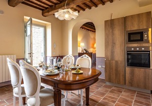 Cozy apartment in Lari with WiFi