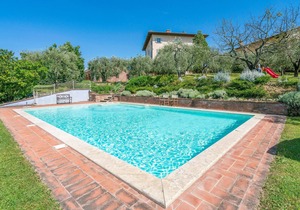 Cozy apartment in Lari with WiFi