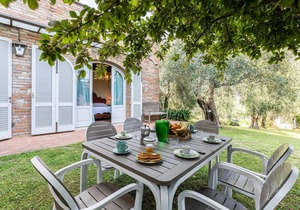 Cozy apartment in Lari with WiFi