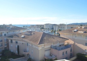 Cozy apt with loft, terrace and parking in Fréjus