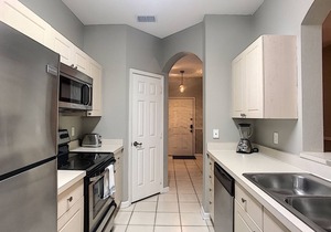 Discover magic just 10 mins away! Spacious Ground Floor Condo in Kissimmee
