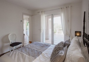 Gorgeous villa facing the sea 3 - 5 mints stroll to beach