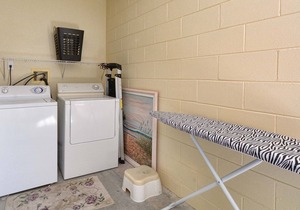 GREAT LOCATION, PRIVATE POOL, SPACIOUS BEDROOM, FREE WIFI!!