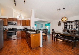 Lake Views, Relaxing Pool/Spa. Updated Home. PET FRIENDLY