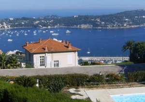 Large balcony with a magnificent sea view. 2 bedroom apartment. Pool and parking