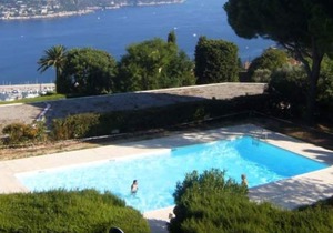 Large balcony with a magnificent sea view. 2 bedroom apartment. Pool and parking