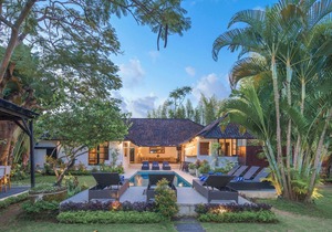 LARGE GROUPS, 10 BDR, NR BEACH, GREAT INCLUSIONS