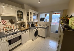 Large sunny flat just minutes from the Croisette, Cannes, with PRIVATE PARKING