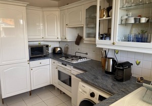 Large sunny flat just minutes from the Croisette, Cannes, with PRIVATE PARKING