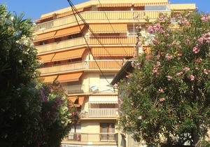Large sunny flat just minutes from the Croisette, Cannes, with PRIVATE PARKING