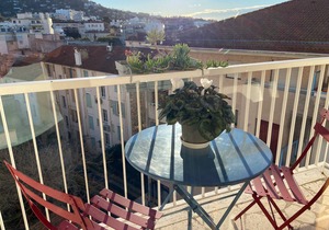 Large sunny flat just minutes from the Croisette, Cannes, with PRIVATE PARKING