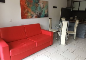 Low villa in the hills of Nice with heated pool