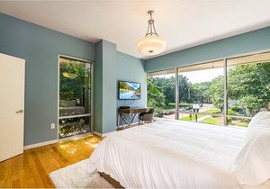 Luxurious Downtown 1.5 bed / 2 bath Apartment