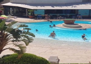 Newly renovated apartment in a beautiful, secure condominium, 5 mn walk to the sea