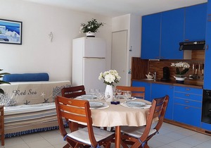 Nice apartment by the sea, swimming pool, air conditioning, Wifi, private garage