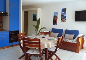 Nice apartment by the sea, swimming pool, air conditioning, Wifi, private garage