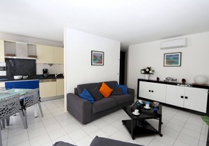 Nice apartment by the sea with air-conditioned, swimming pool, Wifi, private Box
