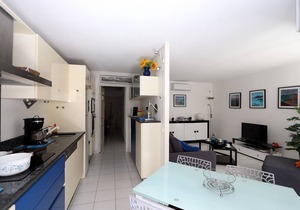Nice apartment by the sea with air-conditioned, swimming pool, Wifi, private Box