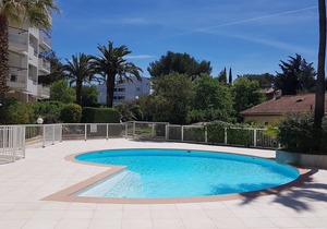Nice apartment by the sea with air-conditioned, swimming pool, Wifi, private Box