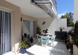 Nice apartment by the sea with air-conditioned, swimming pool, Wifi, private Box