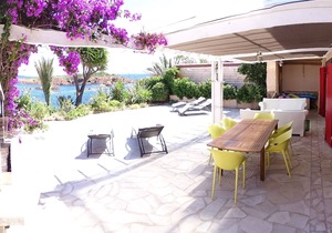 On a private beach, comfortable seafront villa, exceptional location