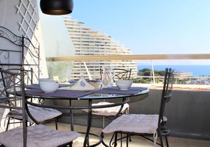 Quiet, air-conditioned, well-equipped studio with sea view terrace - Sleeps 2