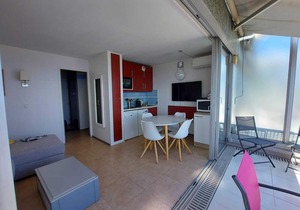 Sea view apartment *