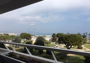 Seafront 2-Bedroom Apartment with Garden & Port Views, 10min to Train, Near Shops & Market