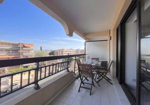 Seafront Studio Cabin, Sleeps 4, Terrace, 3rd Flr, 200m to Port Fréjus, Cleaning Included