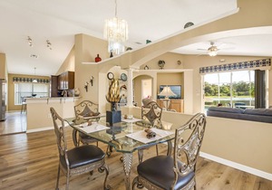 SOUTHFACING Private Pool, Lakeview,4 BR-2 Bath,Ultra Clean Modern,10 min Disney