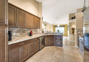 SOUTHFACING Private Pool, Lakeview,4 BR-2 Bath,Ultra Clean Modern,10 min Disney