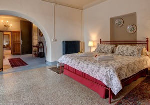 Stay, think and relax. 15' drive from Pisa, Lucca and the beach. The Suite