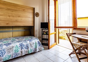 Studio Apartment 'Mono Le Lecce 2' with Mountain View, Pool & Balcony
