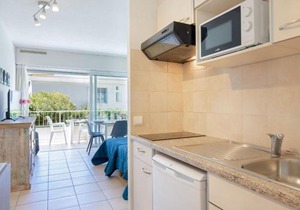 Studio Climatisé Proche Plage et Commerces avec Balcon, Wi-Fi et Parking - FR-1-466A-16